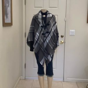 “APT. 9” 🖤 BEAUTIFUL🌷BLACK/GRAY PLAID PONCHO